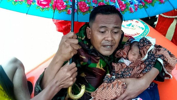 Aksi Babinsa Evakuasi Bayi Usia 4 Hari Saat Banjir di Aceh Timur