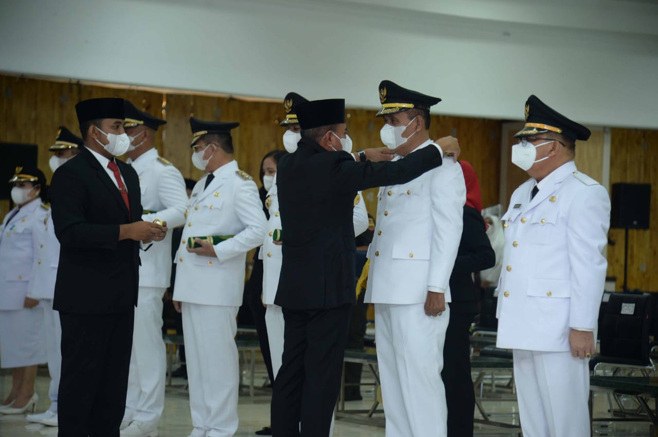 Sah, Gubsu Lantik Bupati dan Wabup Samosir Vandiko Gultom dan Martua Sitanggang