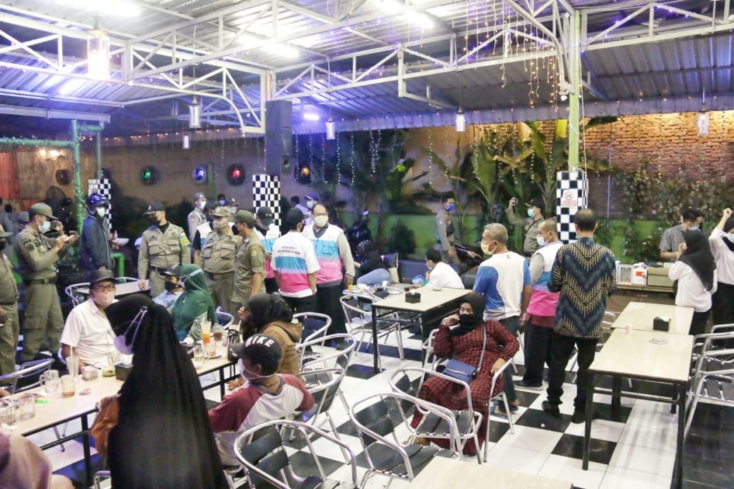 Langgar Jam Operasional, Sejumlah Kafe di Medan Dibubarkan