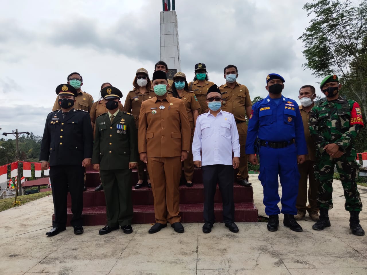 Jelang HUT RI ke-76, Forkopimcam Girsang Sipangan Bolon dan Maraden Sinaga Tabur Bunga di Makam Pahlawan