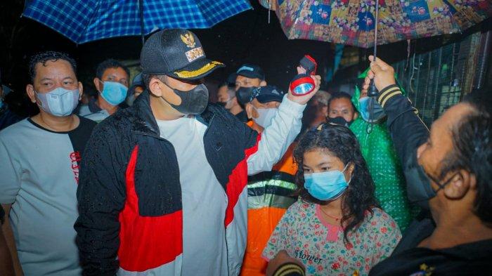 Terobos Hujan dan Angin Kencang, Bobby Pantau Rumah Korban Puting Beliung di Medan Denai
