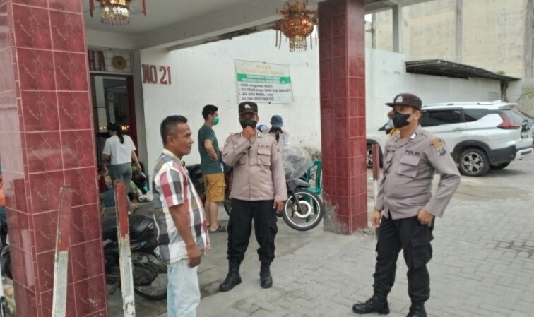 Polrestabes Medan Bagikan Masker kepada Umat Buddha Rayakan Waisak