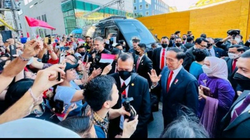 Tiba di Jerman, Jokowi Disambut Warga Indonesia dan Sebuket Kembang