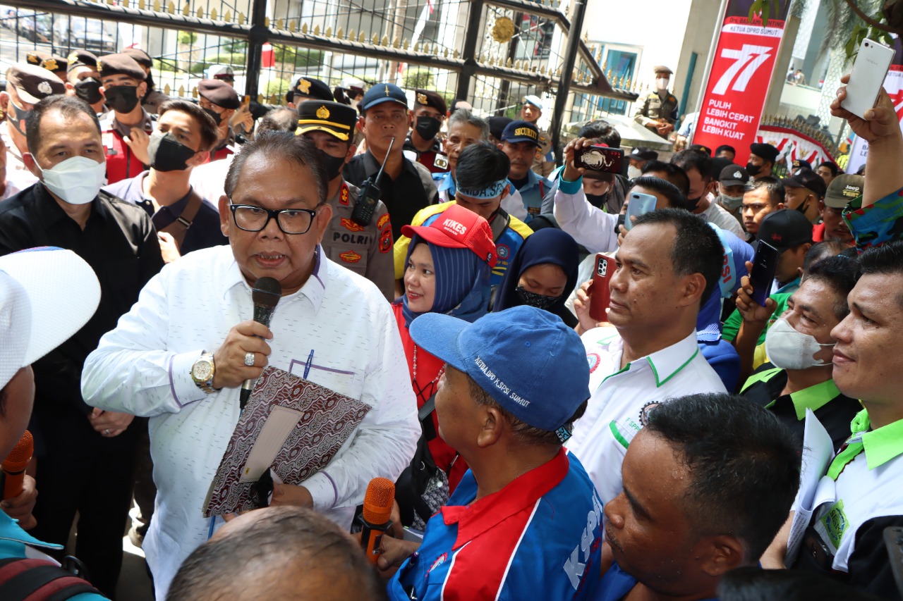Buruh Gelar Demo Di DPRD Sumut, Baskami Temui Massa Aksi
