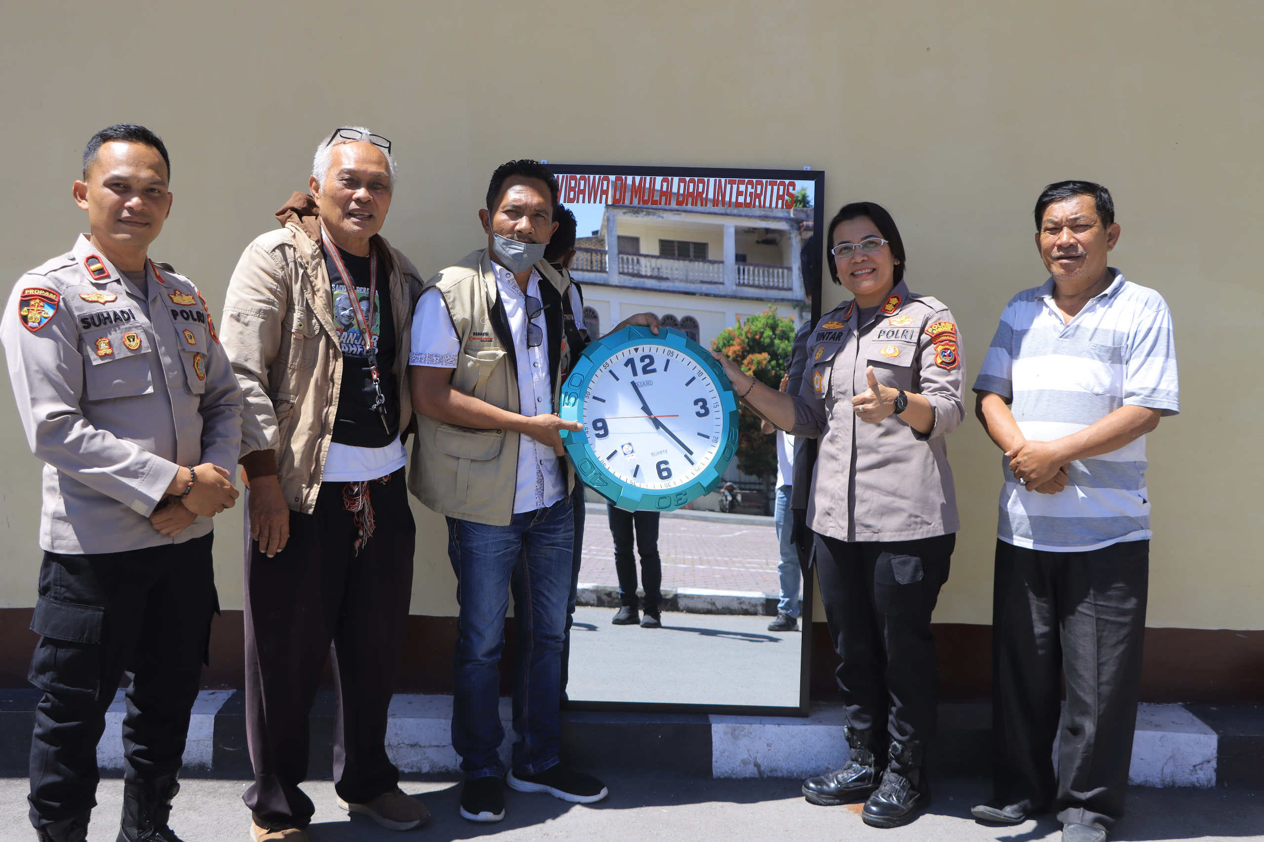 Jam dan Cermin Penuh Makna, Trisula Integritas Titipkan Pesan Integritas kepada Kapolres Samosir