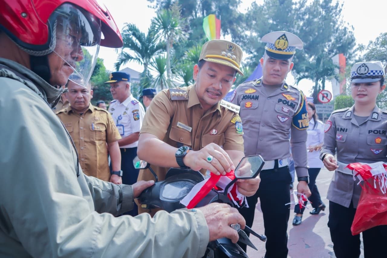 Sambut HUT RI ke-81, Wali Kota Tebingtinggi Bagikan Bendera Merah Putih Kepada Masyarakat